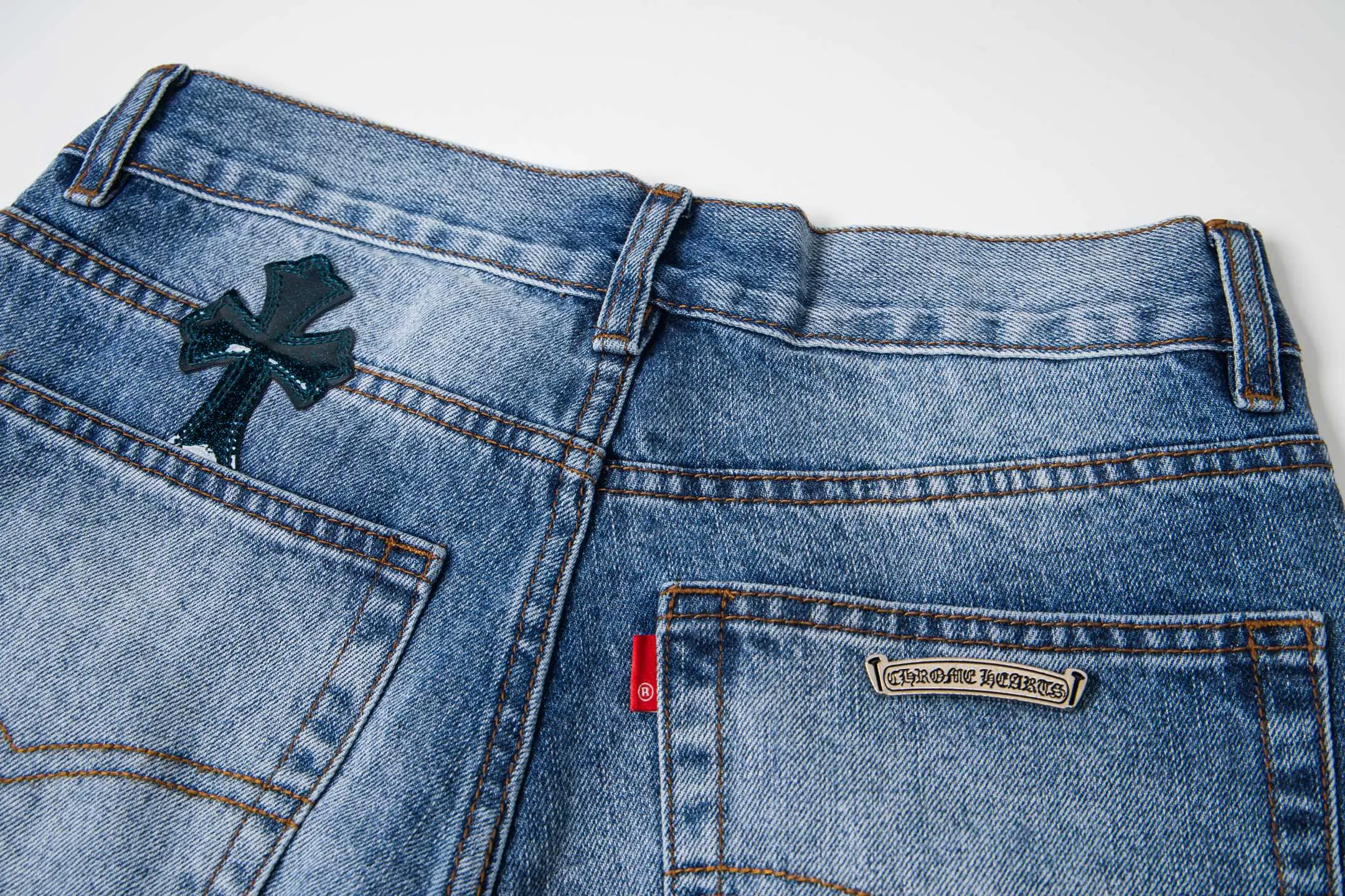P280 (Higher version, evergreen style) Chrome Hearts/Chrome Hearts 25FW CH Blue Pants Starry Sky Hole Laminated Cross Bamboo Jeans. It adopts starry sky theme leather elements, mostly presented in the shape of a cross, with glitter on the leather surface. Unique design with simple and elegant details, exquisite workmanship, neat lines of the entire trousers, and perfect details! It’s also so cool that both men and women can easily control it. It’s a gender-neutral trendy up version. Style number: 1766# Color: blue Size: 28 30 32 34 36